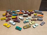 un grand nombre de petites voitures posées sur une table