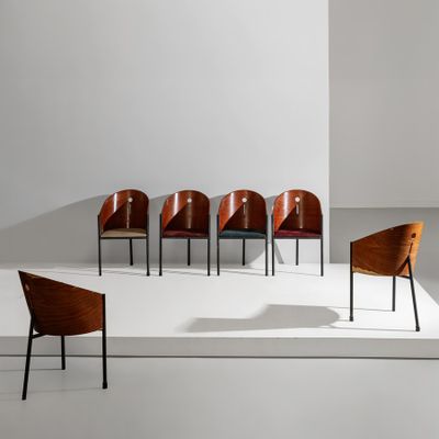 trois chaises et une table dans une pièce aux murs blancs
