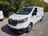 une camionnette blanche garée sur le parking
