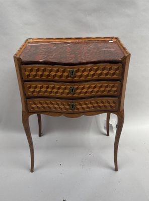 une photo d'une petite commode en bois