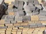 un tas de briques posé par terre à côté d'une palette