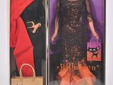 Deux poupées Barbie de couleurs et de modèles différents se trouvent dans une boîte