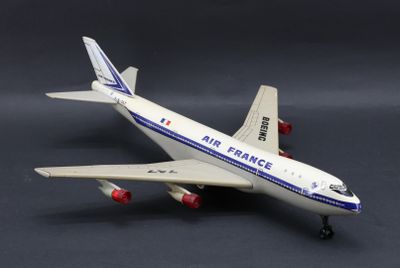 un avion jouet posé sur une table