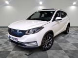 le suv blanc est garé sur le sol en damier d'une pièce
