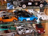 de nombreuses voitures-jouets exposées dans une vitrine