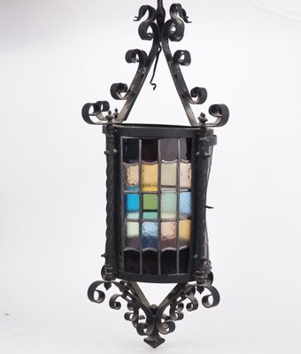 lanterne suspendue en fer forgé avec des panneaux de verre multicolores