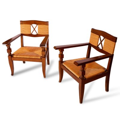 une paire de chaises en bois avec accoudoirs et dossier, sur fond blanc