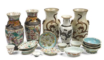 de nombreux vases et bols posés sur une table