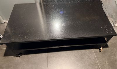 Table basse abimée noire dimensions : 1m10 - 55cm large - 39…