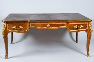 Important bureau plat à toutes faces en bois de placage marq…