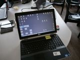 un ordinateur portable posé sur une table dans une pièce