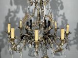 un lustre avec beaucoup de bougies