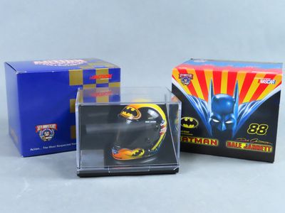 deux boîtes ornées de Batman et du logo Batman, posées sur une surface blanche