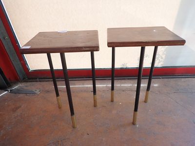 deux tables posées à même le sol