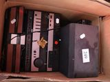 une boîte en carton contenant tout un tas d'appareils électroniques