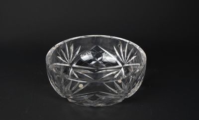 une image représentant un bol en verre orné d'un motif en forme d'étoile