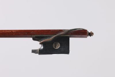 gros plan d'un archet de violon sur fond blanc