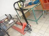 un chariot posé par terre à côté d'une table