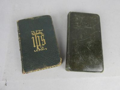 deux livres posés sur une table