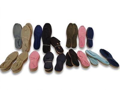 de nombreuses paires de chaussures alignées par terre