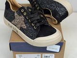 gros plan sur une paire de chaussures posée sur une boîte