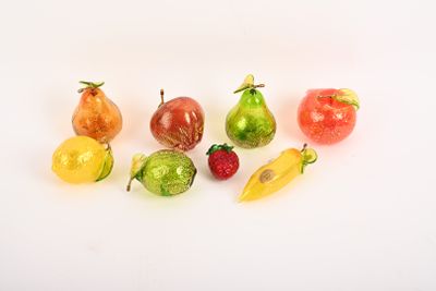 une grande variété de fruits et légumes disposés sur un fond blanc