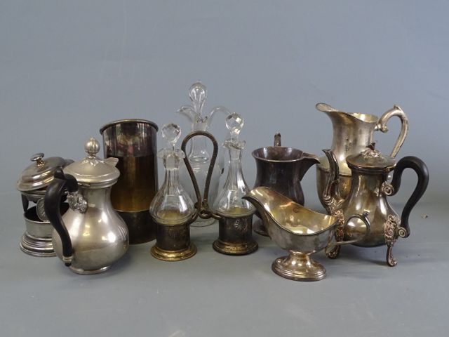 Ensemble de métal argenté : monture de théière, 4 verseuses, sauc...