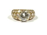 une image d'une bague en diamant sur fond blanc