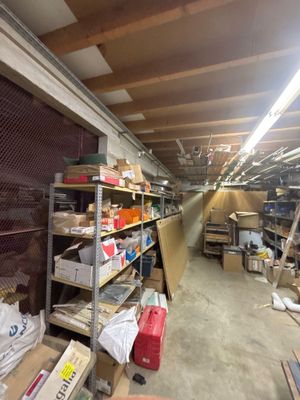 une pièce remplie de boîtes et d'étagères