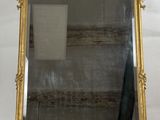 un miroir avec un cadre en or