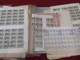 beaucoup de timbres sur les pages d'un livre