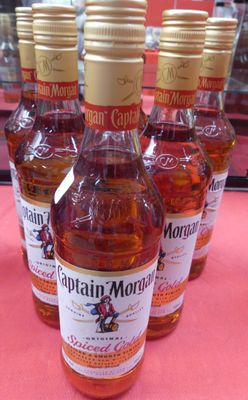 six bouteilles de rhum Captain Morgan posées sur une table