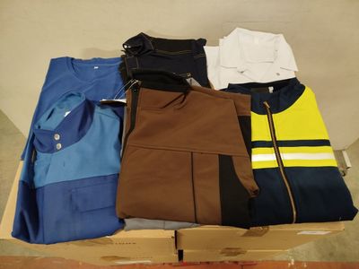 une boîte de vêtements posée sur le sol