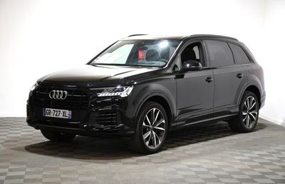 une photo d'un SUV Audi noir garé dans un showroom