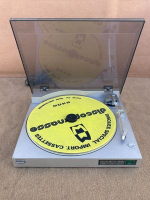 le tourne-disque est posé sur le plateau tournant