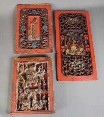 trois plaques chinoises en bois sculpté