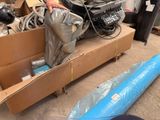 un homme qui se tient à côté d'une boîte contenant des objets