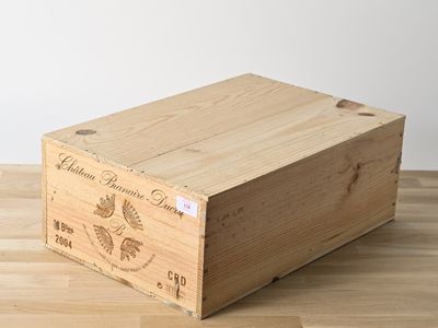une boîte en bois posée sur une table, sur laquelle est collée une étiquette