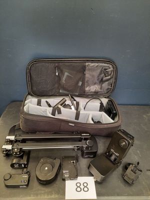 une valise remplie d'objets, posée sur une table
