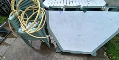 deux chaises et une table à laquelle est fixé un tuyau