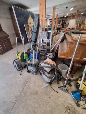 a lot of clutter on the floor in the garage