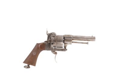 un vieux revolver avec un manche en bois sur fond blanc
