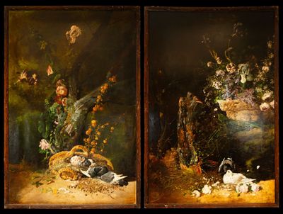 deux tableaux représentant des oiseaux et des fleurs dans un vase posé sur une table