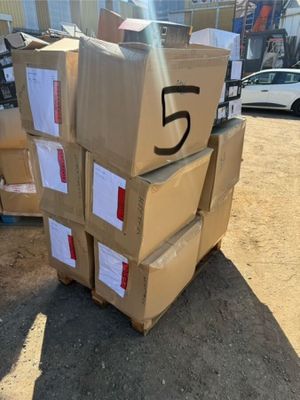 des cartons empilés les uns sur les autres dans un parking