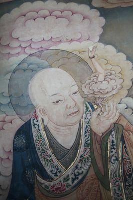 un tableau représentant un homme tenant une fleur à la main