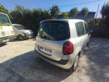 une voiture argentée garée dans un parking