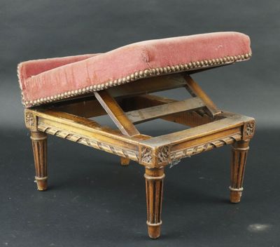 un vieux banc en bois sur lequel est posé un coussin rose
