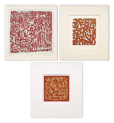 trois œuvres d'art encadrées en rouge et blanc sur fond blanc