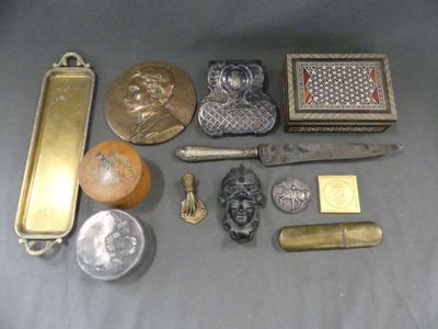de nombreux objets en argent et en or posés sur une table