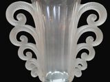 un vase en verre transparent orné de motifs en spirale